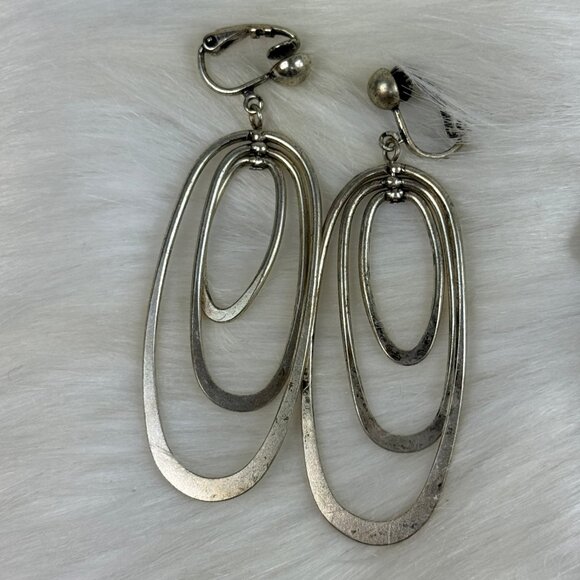 Vintage Pair of Silver Tone Oval Mod Gogo Disco Clip-on Earrings - Picture 6 of 7